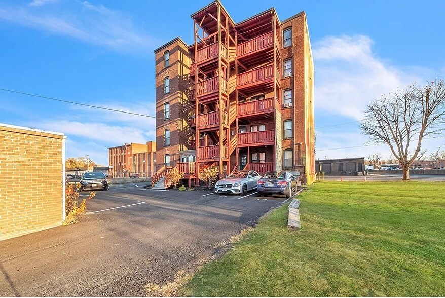 Building Photo - 649 S Summer St