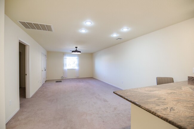 Building Photo - Private 2 bedroom, 1 bath with Fenced in B...