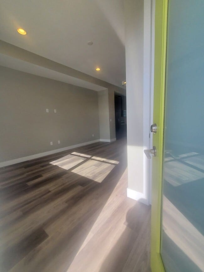 Building Photo - Beautiful and Updated 2BR Townhome With At...