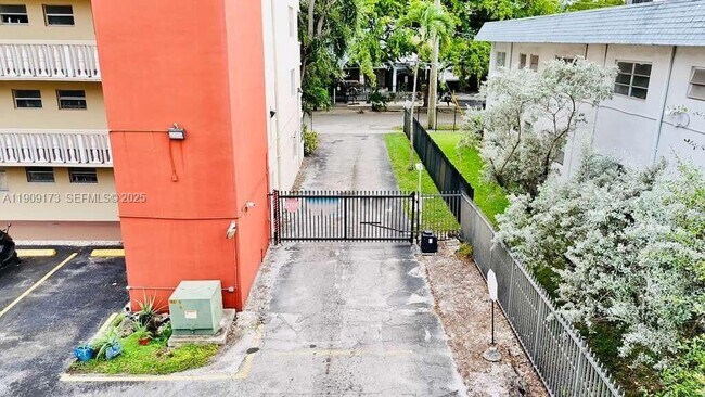 Building Photo - 1475 NE 125th Terrace