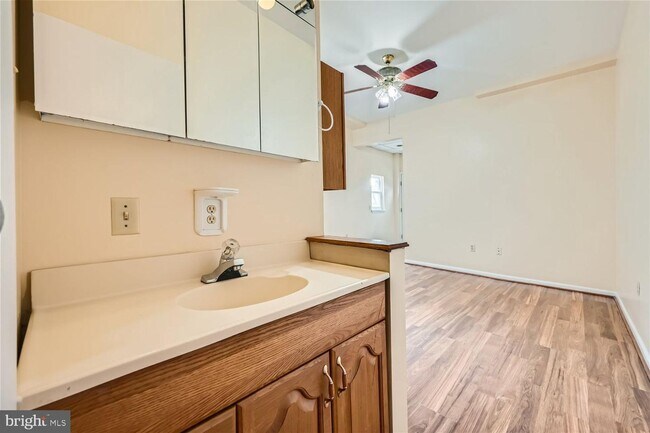 Building Photo - Large 1st Floor Aparment