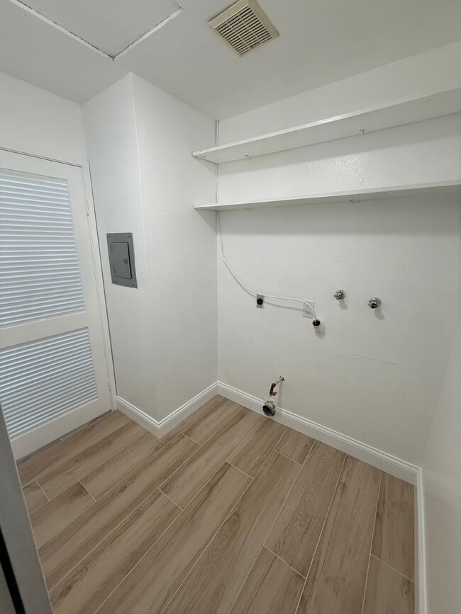 Building Photo - Remodeled 2-Bedroom Townhome in Tierrasant...