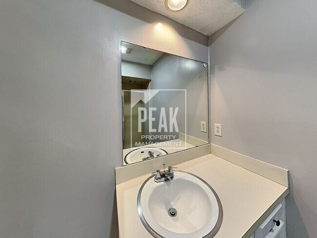 Building Photo - $1,475! 2/Bed1.5Bath duplex in Arlington!