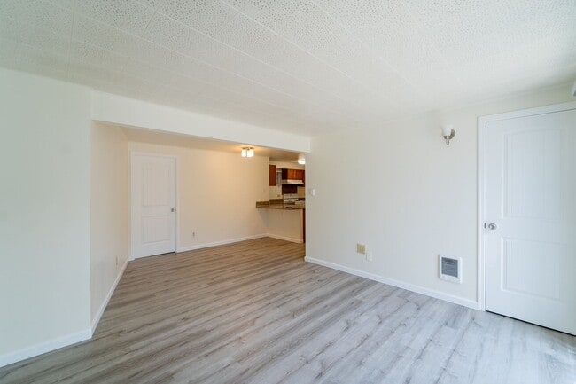 Building Photo - Davisson Tri-Plex