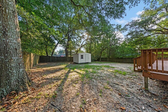 Building Photo - Pet Friendly!  Ideal location to Eglin AFB!!