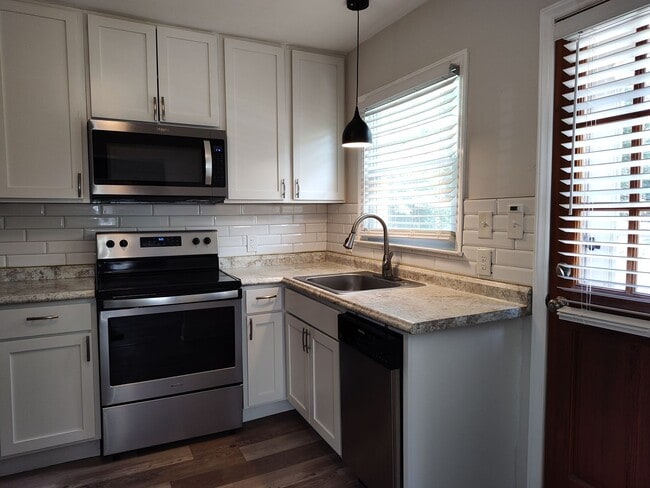 Building Photo - Move-in ready Ranch Style Home Located in ...