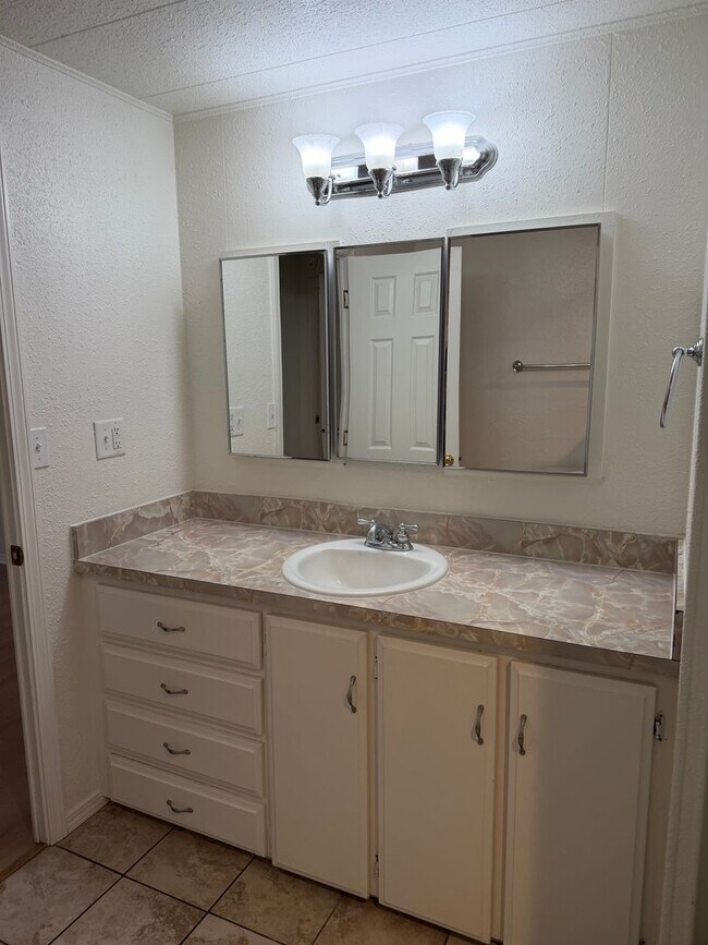 Building Photo - Updated 3 bedroom 2 bathroom house in Springfield!