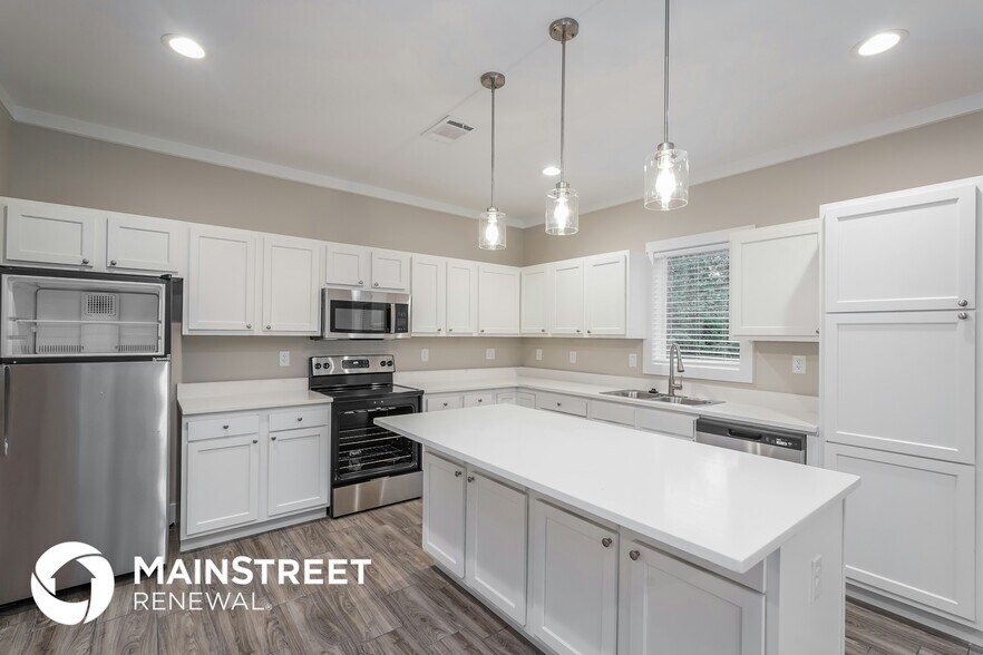 Building Photo - 9330 Crestview Dr