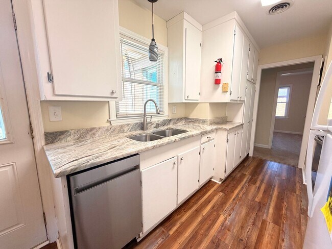 Building Photo - 639-B Windermere Blvd.