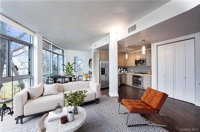 Building Photo - 250 Central Park Ave