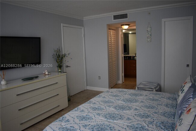 Building Photo - 6917 Collins Ave