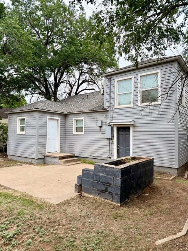 Building Photo - Cozy 3-Bedroom Home Available for Summer Pre-Lease