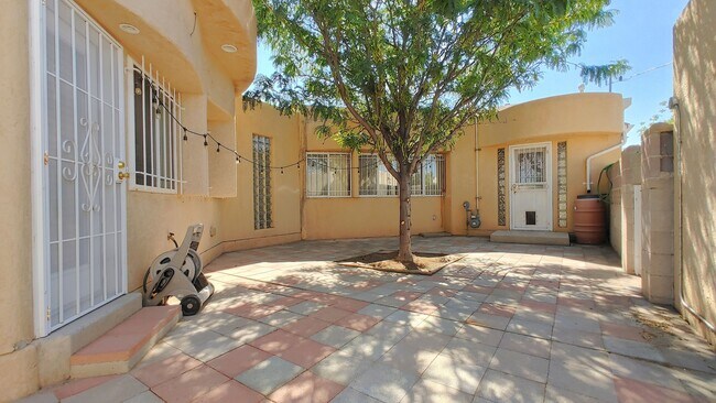Building Photo - 3 Bedroom 2 Bathroom Charmer In Nob Hill!