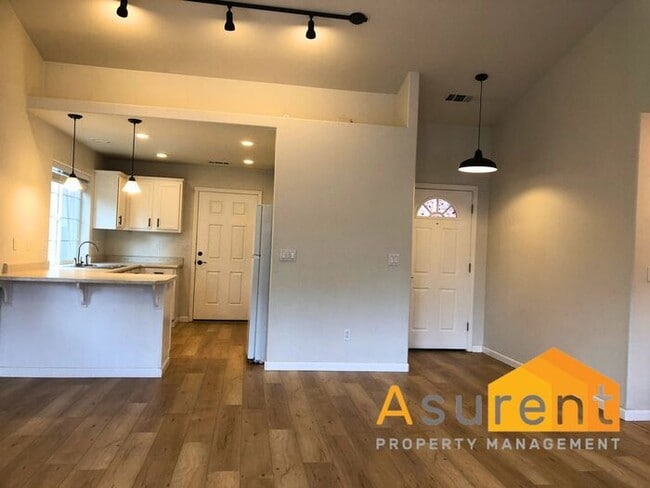 Building Photo - Wont Last Long---- 3 bed 2 Bath fenced back yard