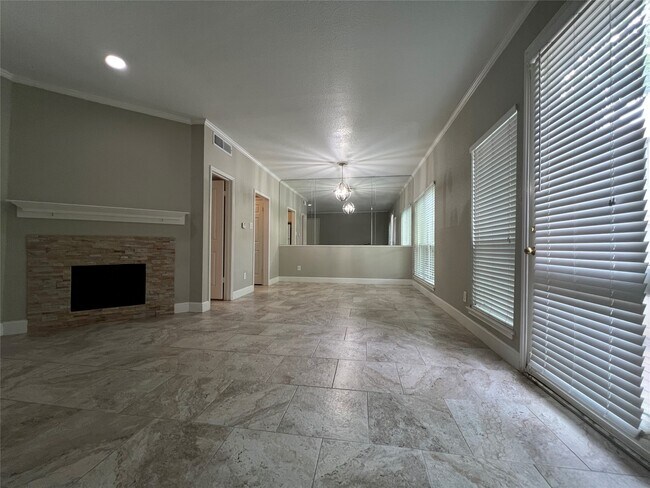 Building Photo - 2100 Tanglewilde St