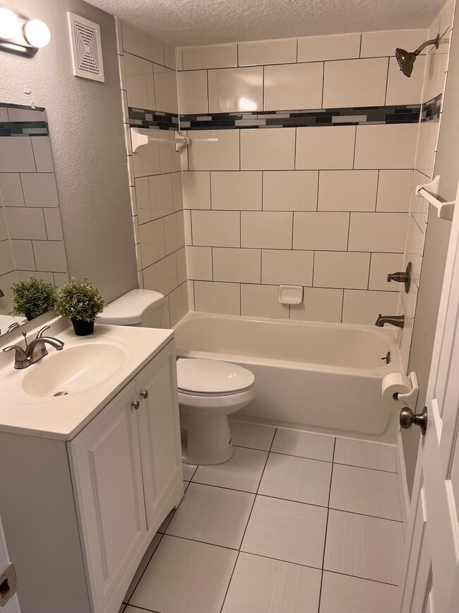 Building Photo - 718 5th Ave N