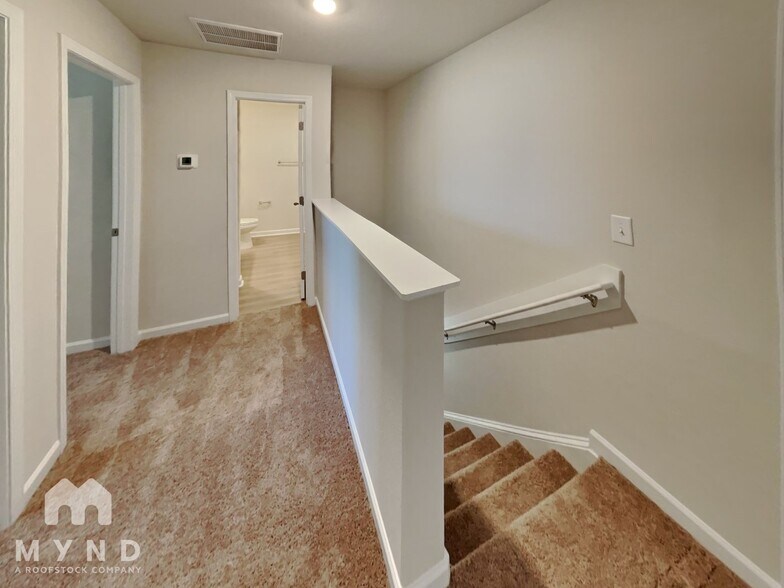 Building Photo - 250 Royal Mdw Dr