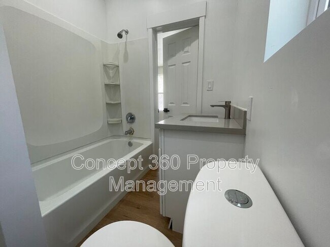 Building Photo - 940 E 43rd Pl