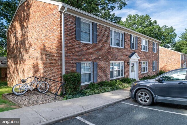 Building Photo - 2417 Barracks Pl