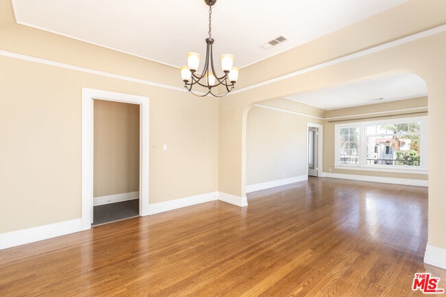 Building Photo - 1109 1/2 Cloverdale Ave