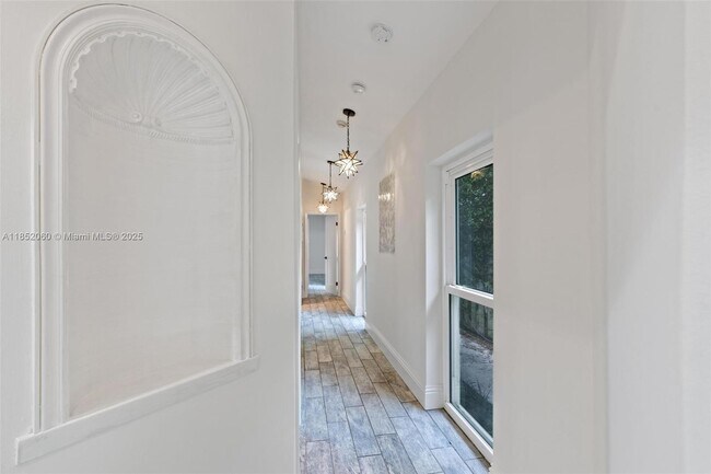 Building Photo - 2558 Trapp Ave