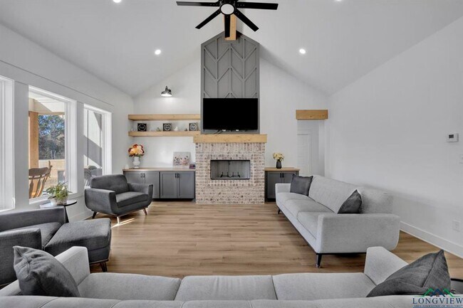 Building Photo - Beautiful 4 bedroom home