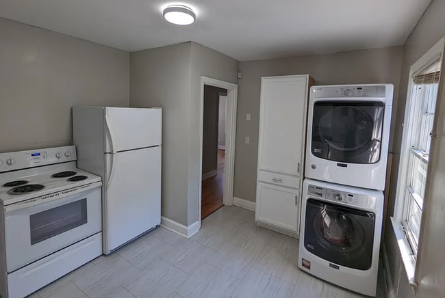 Building Photo - 3211 Pinewood Ave