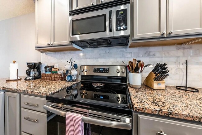 Building Photo - 324 E 35th St