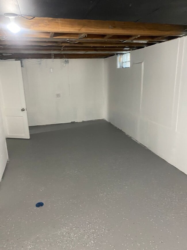 Building Photo - 3 bedroom 2 bath bungalow with basement and garage in Wayne