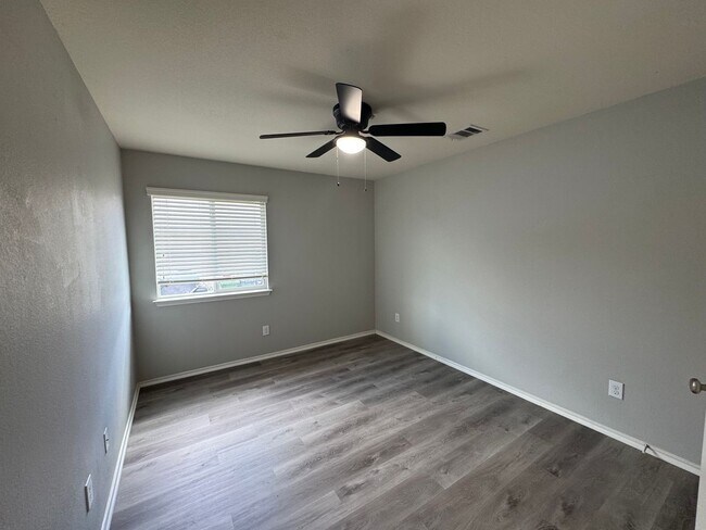 Building Photo - Freshly Renovated Midway ISD Home