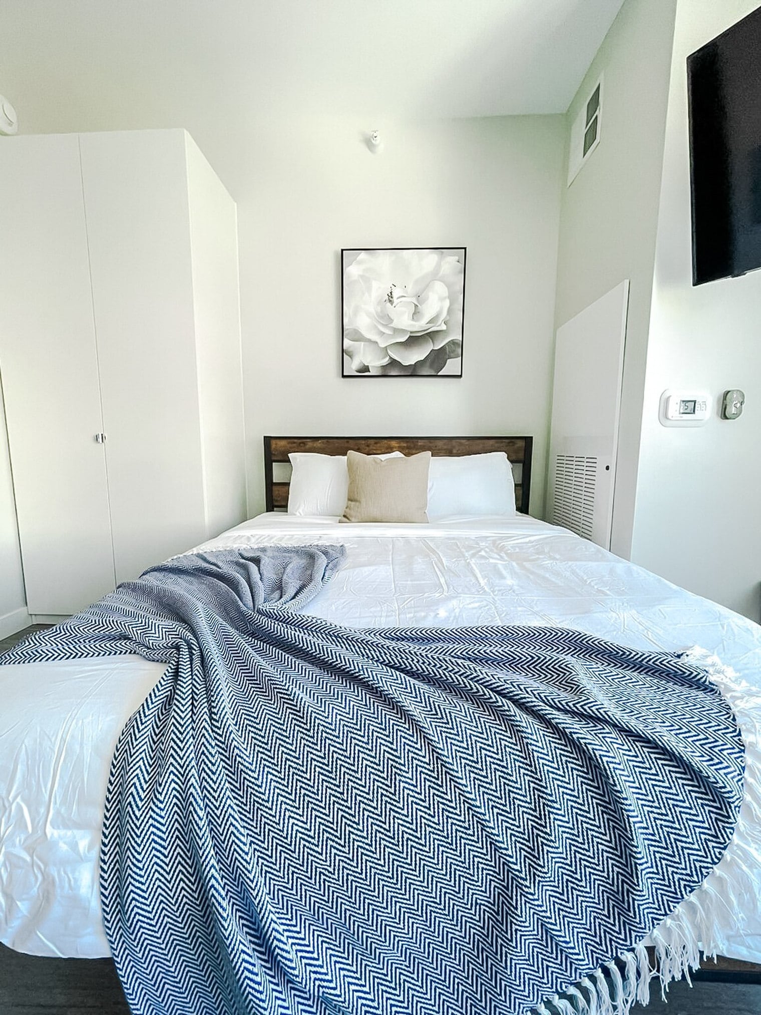 Building Photo - 2530 University Ave