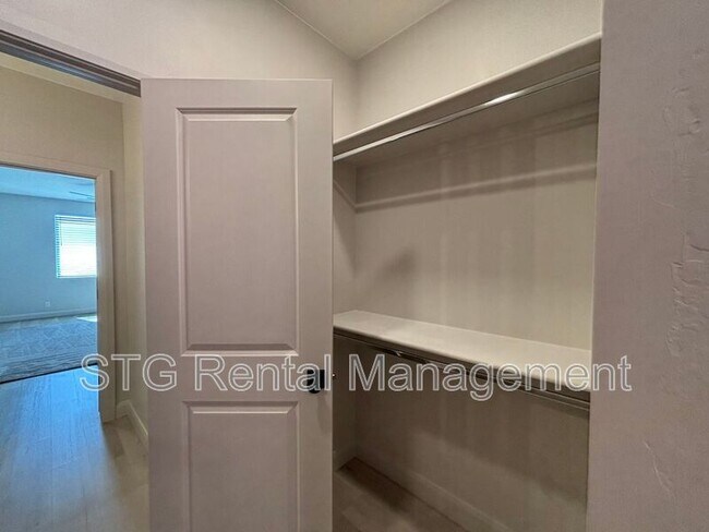 Building Photo - 840 Twin Lakes Dr