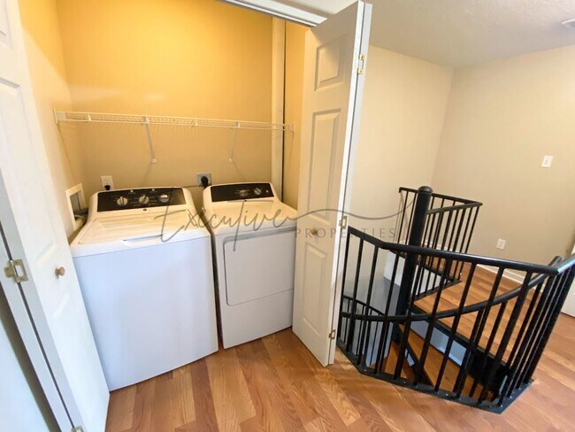 Building Photo - 2-Bed, 2.5-Bath Townhouse – Walk to McNeese State University!