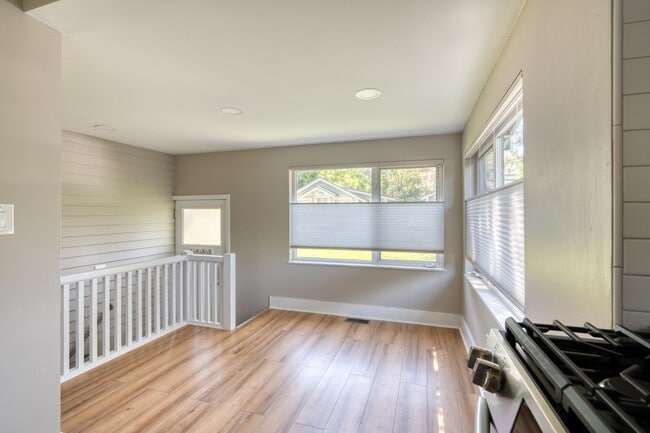 Building Photo - Charming remodeled craftsman blocks away f...