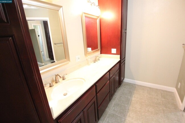 Building Photo - 898 Luxury Dr