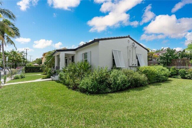 Building Photo - 2102 SW 31st Ave