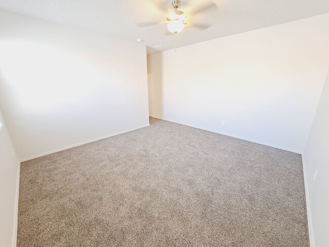 Building Photo - 3 bed 2 bath home in Huning Ranch! Move in Special!