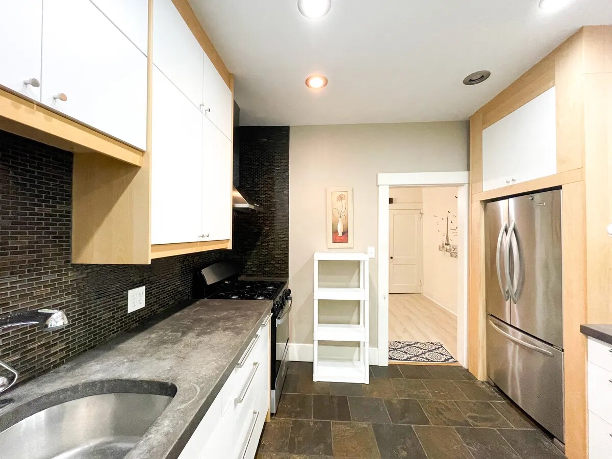 Building Photo - 1041 Mirror St