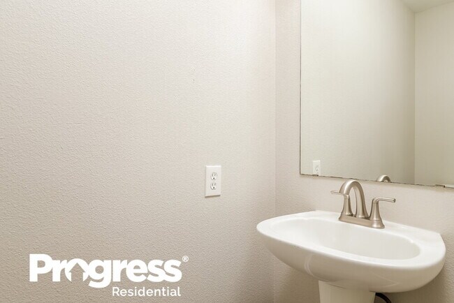 Building Photo - 153 N Willow Way