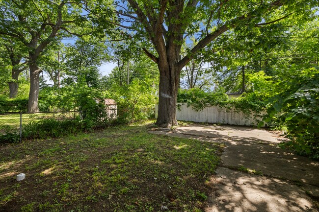 Building Photo - 15716 Cherrylawn St