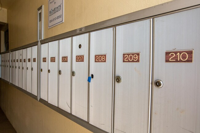 Building Photo - 651 Pine Dr