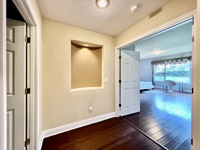 Building Photo - 1565 The Oaks Blvd