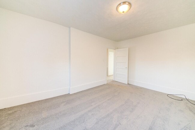 Building Photo - Amazing 3 bedroom home in South side available May 1!