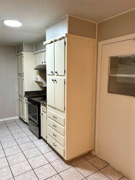Building Photo - 1408 Kiowa Dr