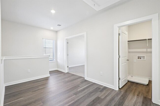 Building Photo - 2332 Delano Dr