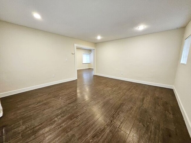 Building Photo - New Listing!