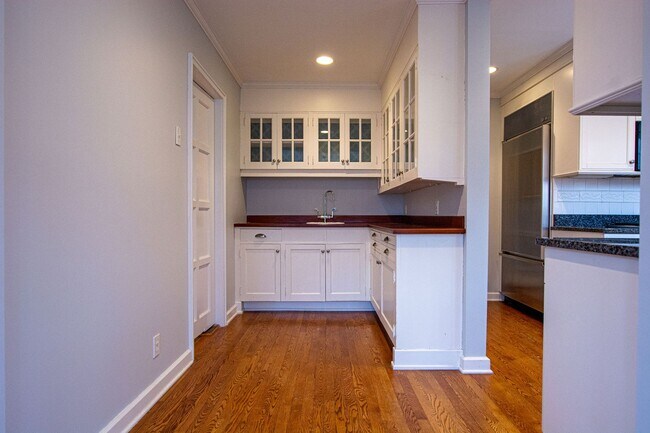 Building Photo - Gorgeous 5 Bedroom / 4.5 Bath Home located right off Happy Hollow Blvd!