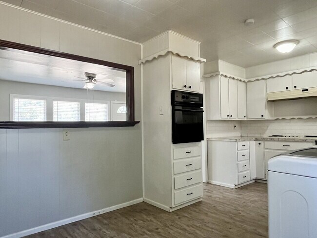 Building Photo - Charming 3 bedroom, 1.5 bathroom!