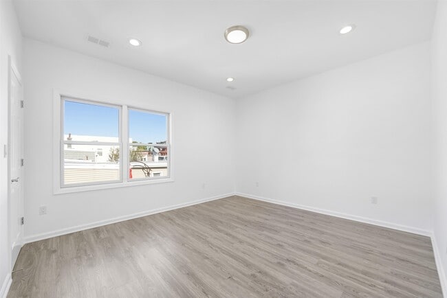 Building Photo - 62 Hutton St