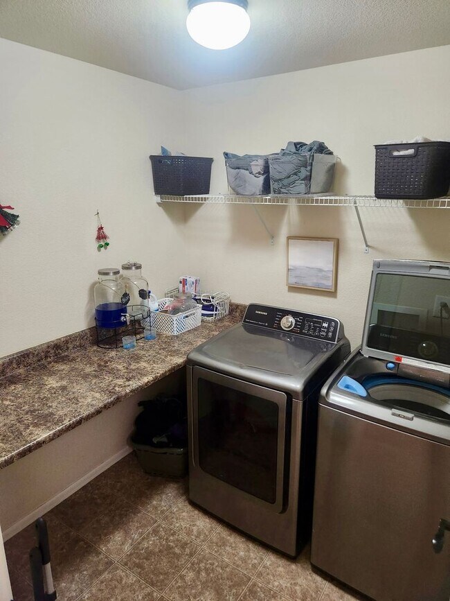 Building Photo - Gorgeous 3 bed/2.5 bath home with 3-CAR TANDEM GARAGE in Painted Sky